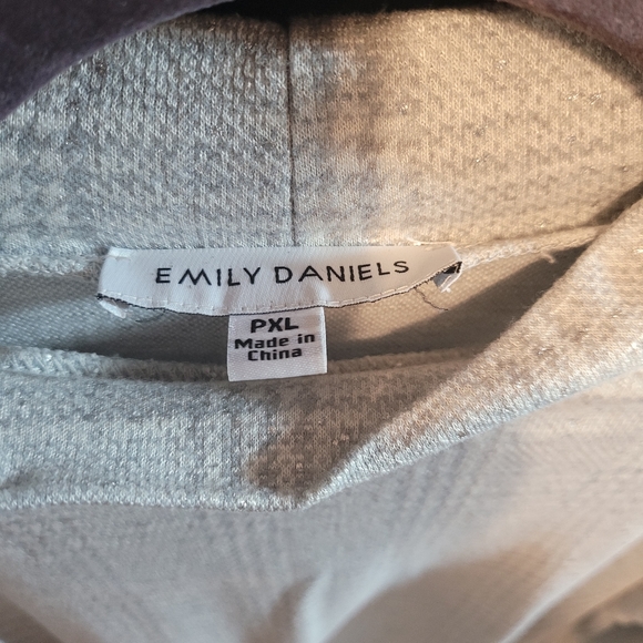 Emily Daniel's pullover top - Picture 5 of 5